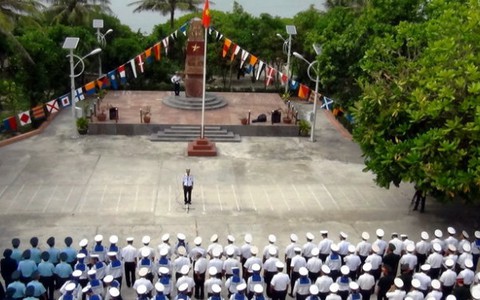 Quân dân Trường Sa chào cờ kỷ niệm ngày 22-12