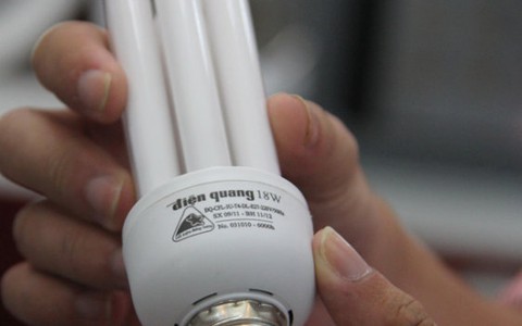 Dân nghèo được đổi miễn phí bóng đèn compact