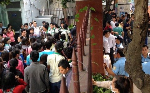 Dàn người cố thủ trước lực lượng của hiệu trưởng tạm quyền