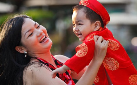 Con sẽ giúp mẹ nở nụ cười xuân