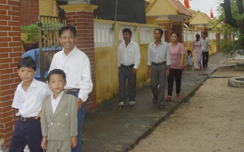 Mang quà tết đến với Trường Sa