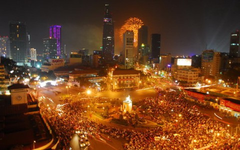Pháo hoa bung nở đất trời cả nước: Năm mới 2014 đã đến!