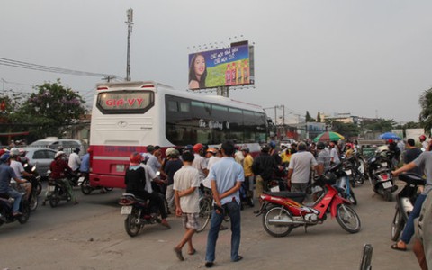 Dân chặn xe, yêu cầu làm rõ cái chết một phụ nữ