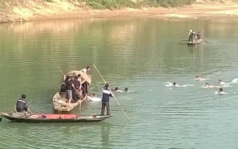 Tìm xác mẹ dưới lòng sông sâu