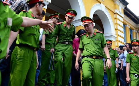 Khó chụp hình "siêu lừa" Huyền Như tại tòa