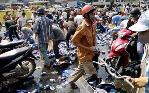 Bắt tạm giam 2 lái xe ba gác "hôi bia"