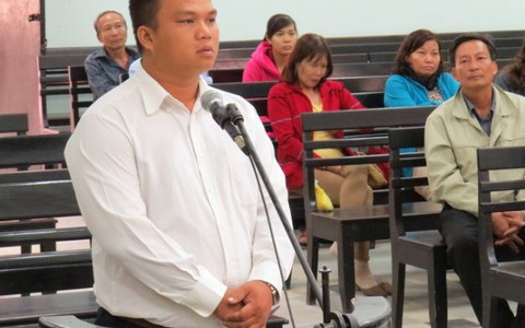 Tuyên y án sơ thẩm nguyên công an xã đánh người