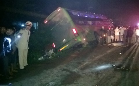 Xe khách lách xe máy làm chết người rồi lật nhào bờ ruộng