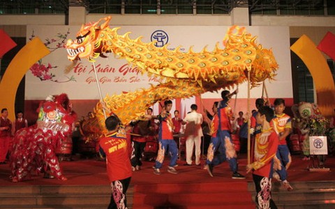 Trẩy hội xuân Hà Nội: chơi ô quan, mua chả cốm