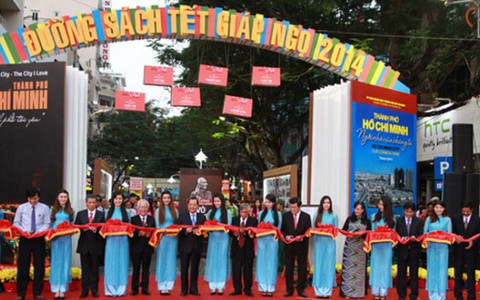 Dòng người hòa vào lễ hội đường sách