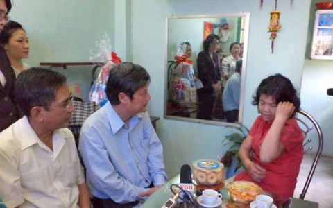 Phó Bí thư Thành ủy lắng nghe tâm sự của công nhân nghèo