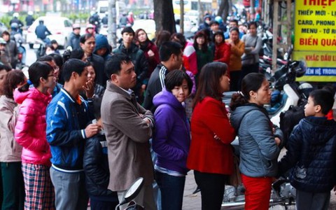 Người Hà Nội xếp hàng mua vàng ngày "vía thần tài"