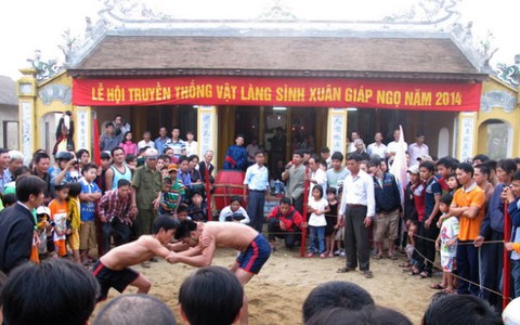 Vật làng Sình tưng bừng khai hội