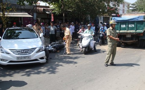 Lao vào ôtô, xe ben đang "húc" nhau, cô gái trọng thương