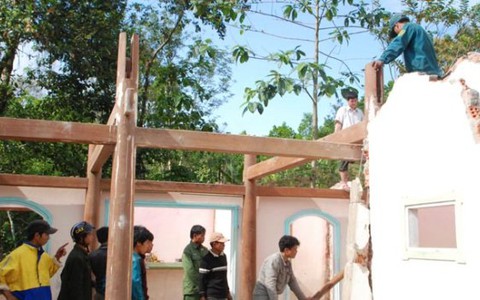 Dân đập nhà, bỏ làng vì tin đồn có ma