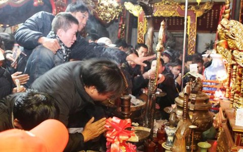 Lễ hội đền Trần: Chốn linh thiêng thành khu chợ vỡ