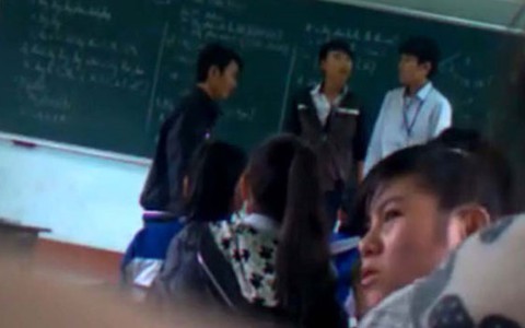 Sẽ xử lý nghiêm vụ thầy trò đánh nhau trên bục giảng