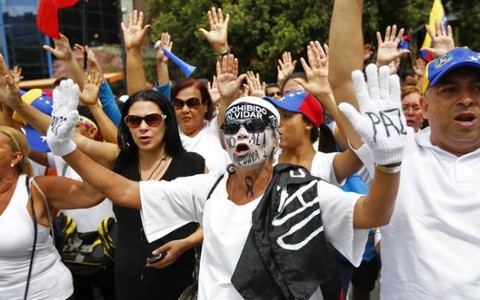 Lãnh đạo đối lập Venezuela đầu thú, biểu tình leo thang