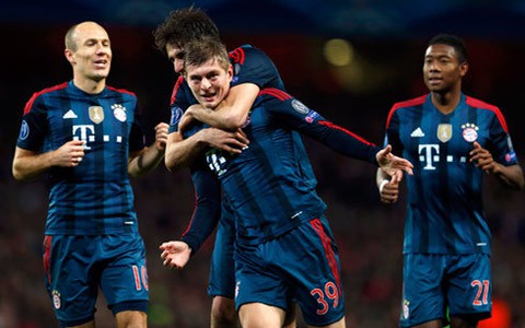10 người Arsenal bại trận trước Bayern Munich