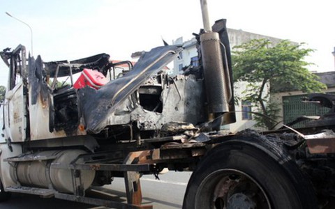 Xe đầu máy đang chạy bốc cháy dữ dội