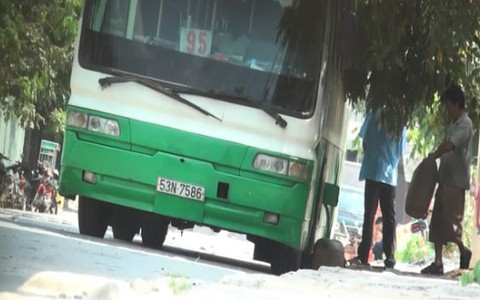 Rút dầu xe buýt bán cho đầu nậu