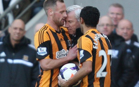 HLV đội Newcastle bị phạt gần 3.5 tỉ đồng vì húc đầu vào cầu thủ