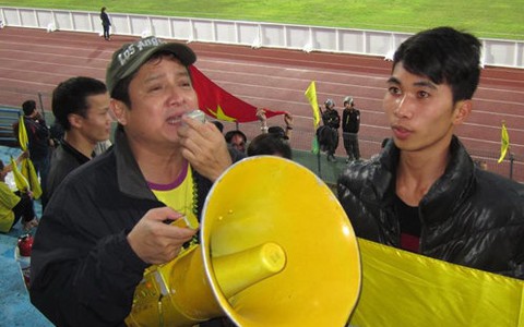 “Táo giao thông” thắp lửa bóng đá