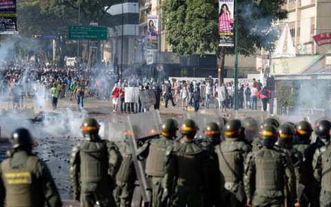 Căng thẳng leo thang trong đêm kỷ niệm ngày mất Hugo Chavez