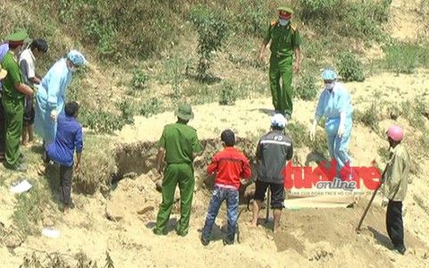 Thi thể năm học sinh tắm suối nằm sấp chồng lên nhau