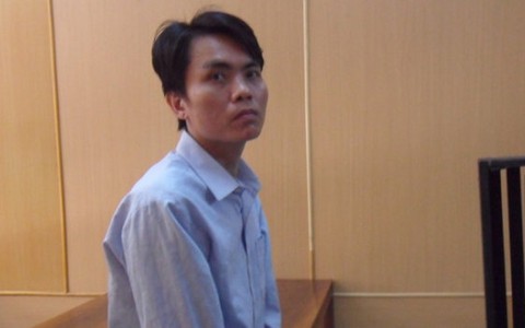 Mâu thuẫn từ nhà tắm chung, lấy lưỡi cưa chém hàng xóm