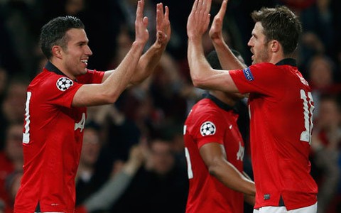Van Persie lập hat-trick, đưa M.U vào tứ kết Champions League
