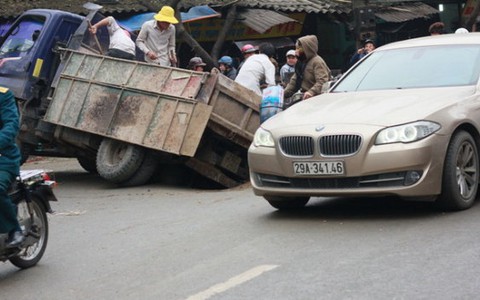 "Đang đi nghe kẹt một cái thấy bánh xe lọt hố"