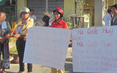 Mang di ảnh, lư hương đi đòi tiền chưa thi hành án