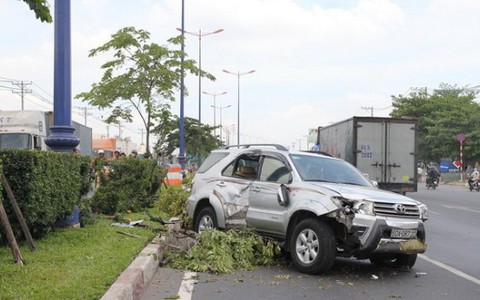 Xe tông trọng thương 2 công nhân