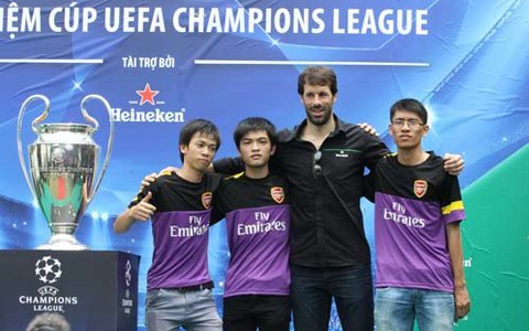CĐV đội nắng giao lưu với Nistelrooy