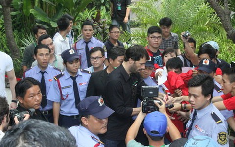 Van Nistelrooy đội... nắng cùng người hâm mộ