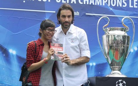 Robert Pires gây sốt không kém Van Nistelrooy