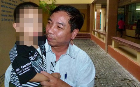 Bác sĩ Việt kiều Mỹ giúp bé bị cắt nhầm bàng quang