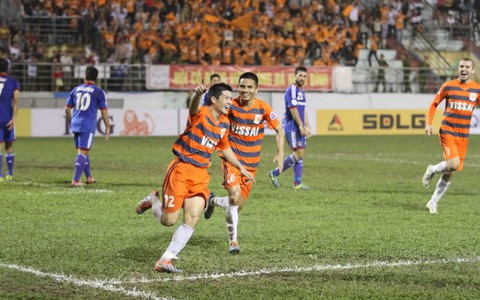 Những hình ảnh trong trận đấu bị nghi tiêu cực của Ninh Bình