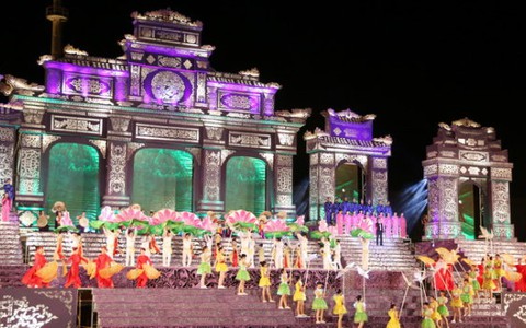 Huế rộn ràng vào hội