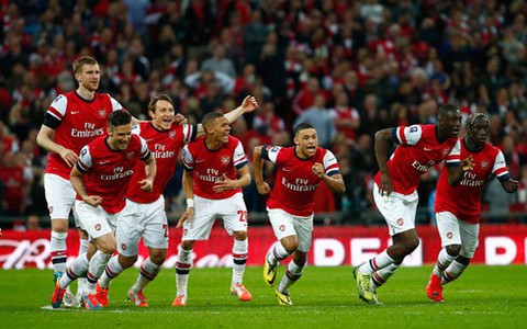 Arsenal vất vả loại Wigan sau loạt luân lưu