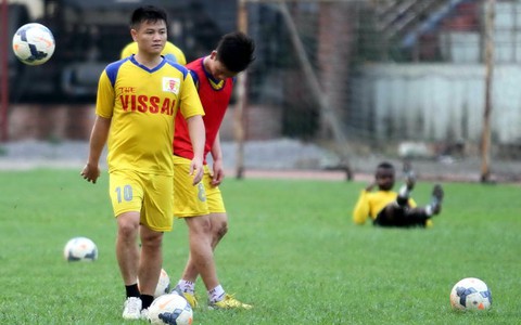 Văn Quyến giải nghệ về quê