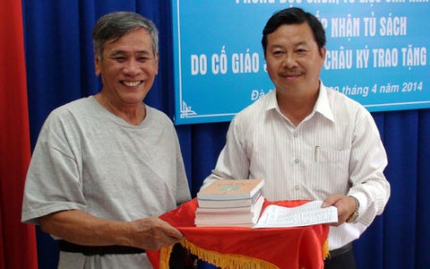 Tiếp nhận tủ sách của GS Hoàng Châu Ký