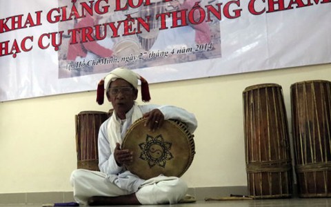 Mở lớp dạy chữ và nhạc cụ Chăm
