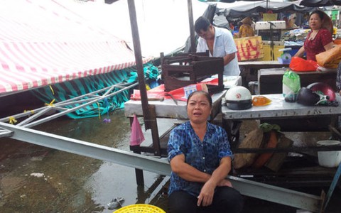 Mưa nhỏ, sập chợ tiền chế mới dựng 2 tuần