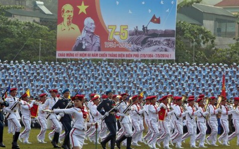 Hàng vạn người xem quân đội, công an diễu binh ở Điện Biên