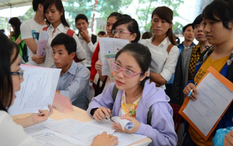 Ngậm ngùi cử nhân: tại anh, tại ả, tại cả... nhà trường