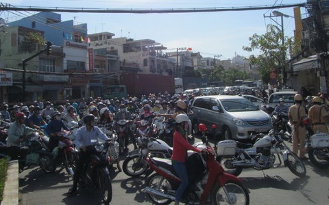 Xe quá khổ mắc kẹt, cầu Tân Thuận thành bãi xe hỗn loạn