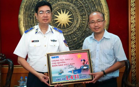 Trao 1,4 tỉ đồng bạn đọc Tuổi Trẻ đến Cảnh sát biển VN
