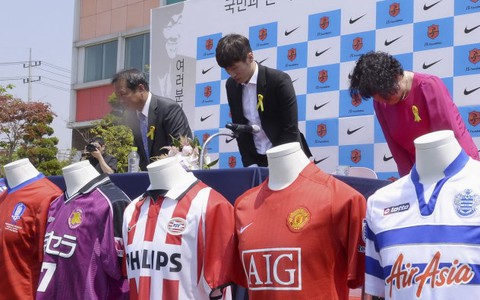 Park Ji Sung giải nghệ ở tuổi 33